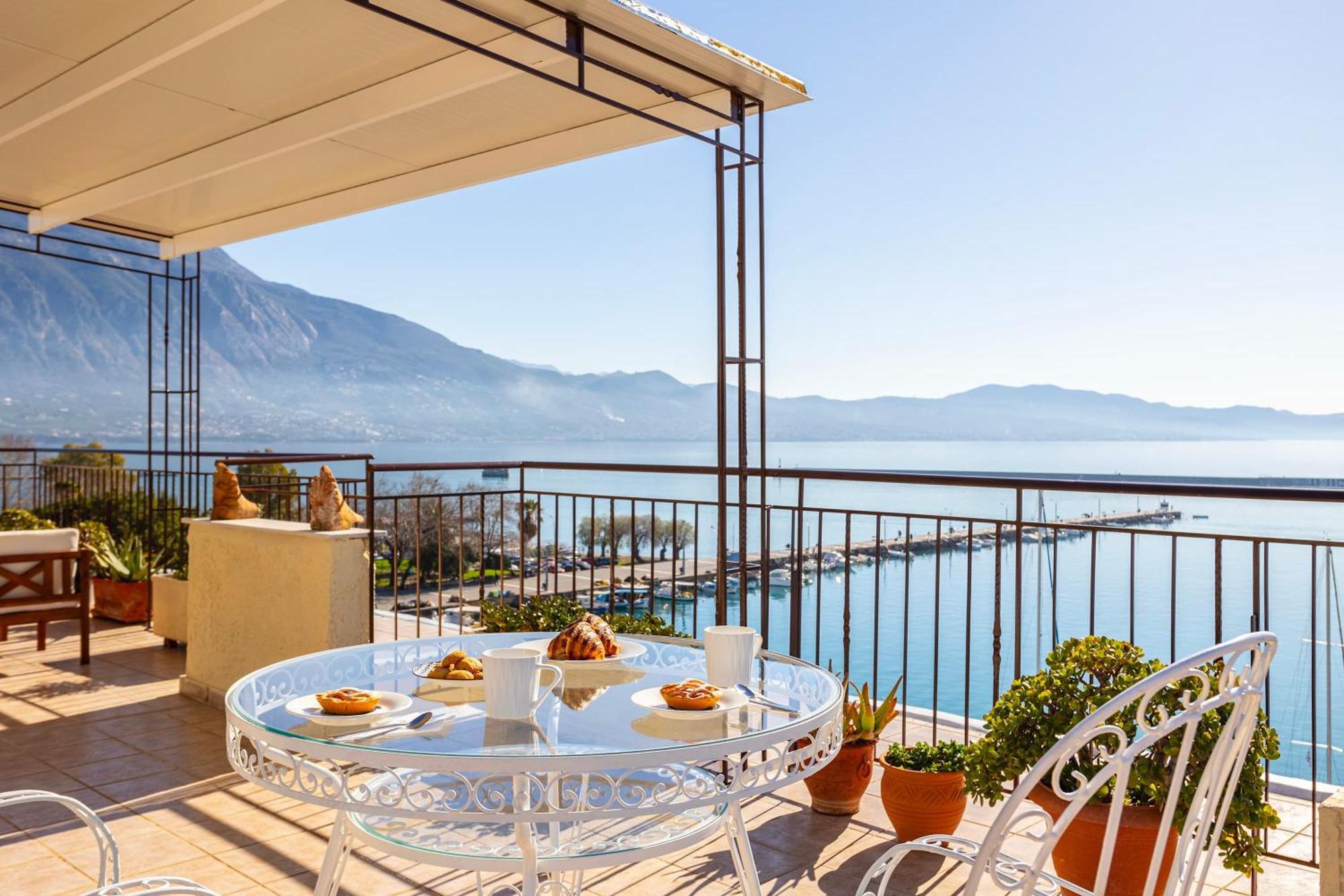 Beachfront Sunny Penthouse - Seabliss Apartment *
