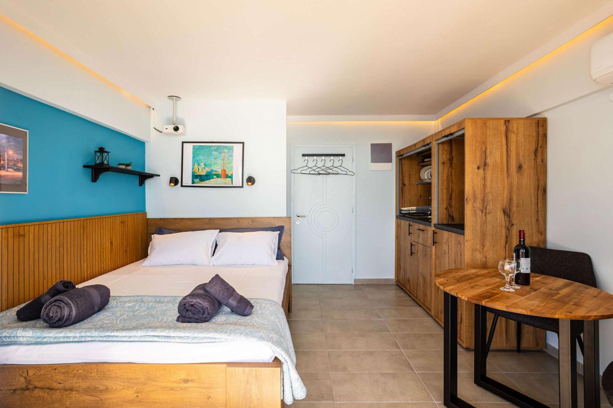 Beachfront Sunny Penthouse - Seabliss *
